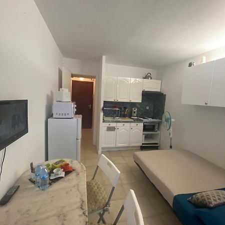 Joli Studio Neuf Av Terrasse A 50 M De La Mer Et Gare Roquebrune-Cap-Martin Exteriör bild