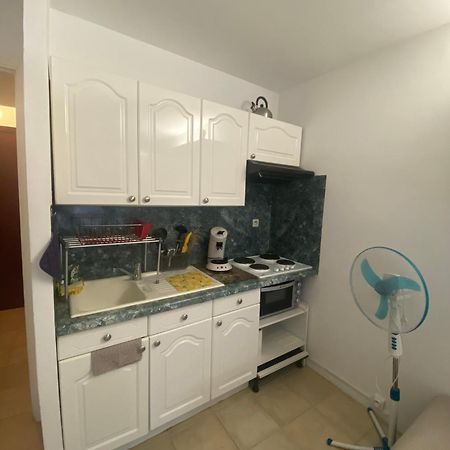 Joli Studio Neuf Av Terrasse A 50 M De La Mer Et Gare Roquebrune-Cap-Martin Exteriör bild
