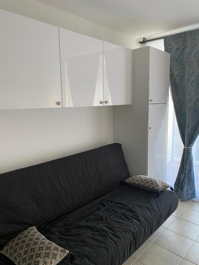 Joli Studio Neuf Av Terrasse A 50 M De La Mer Et Gare Roquebrune-Cap-Martin Exteriör bild