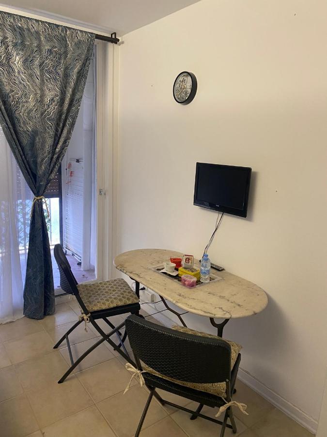 Joli Studio Neuf Av Terrasse A 50 M De La Mer Et Gare Roquebrune-Cap-Martin Exteriör bild