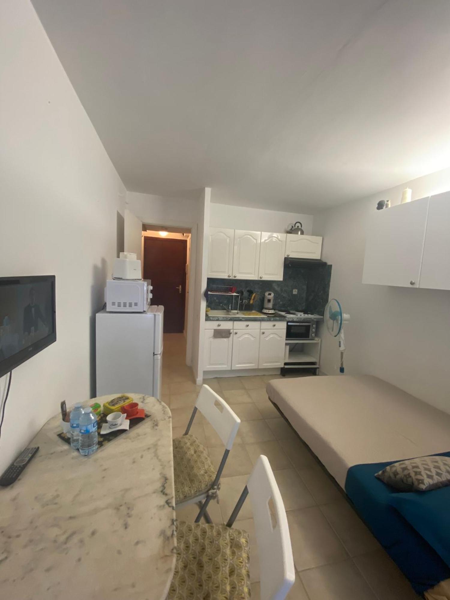 Joli Studio Neuf Av Terrasse A 50 M De La Mer Et Gare Roquebrune-Cap-Martin Exteriör bild