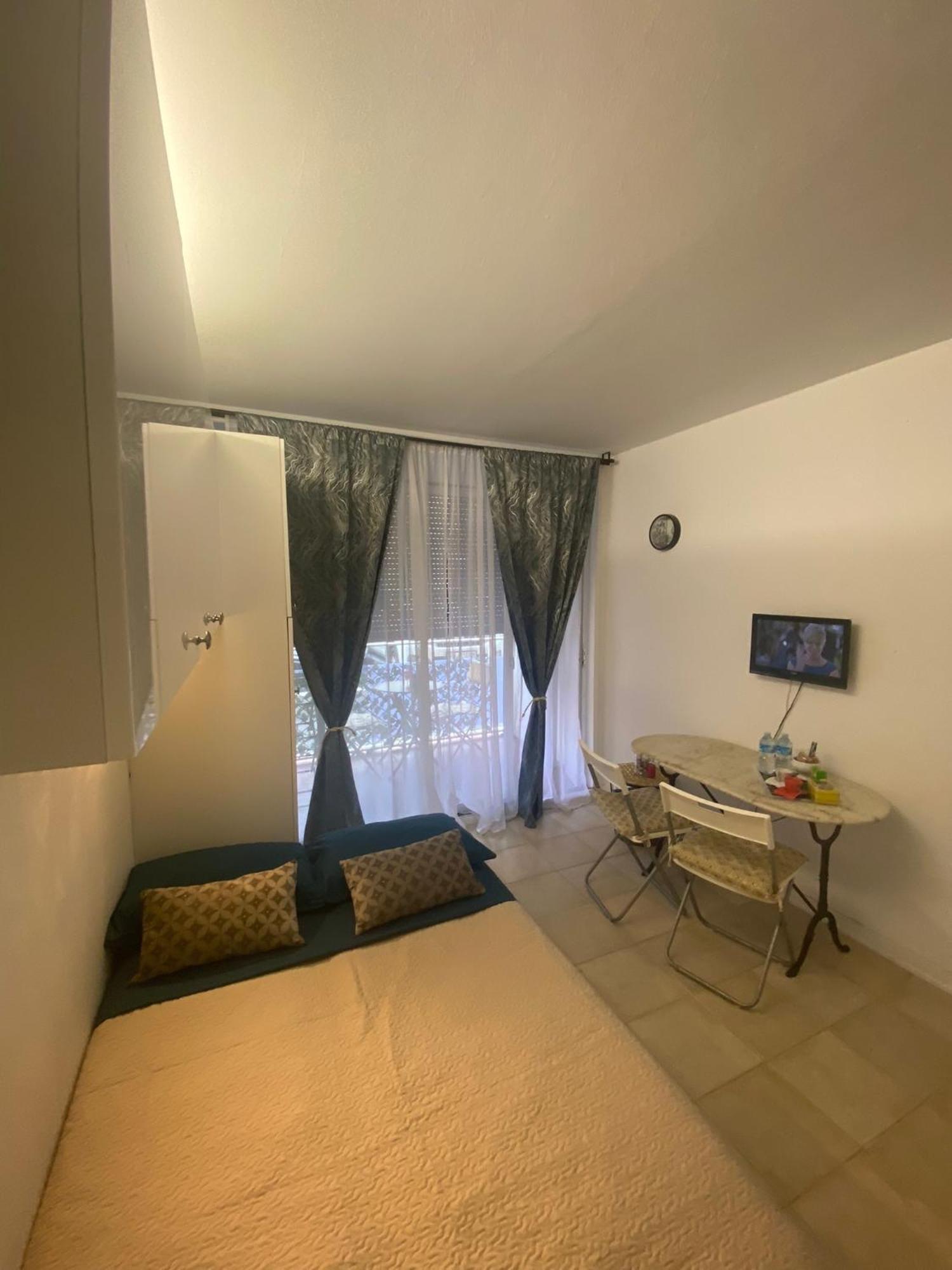 Joli Studio Neuf Av Terrasse A 50 M De La Mer Et Gare Roquebrune-Cap-Martin Exteriör bild